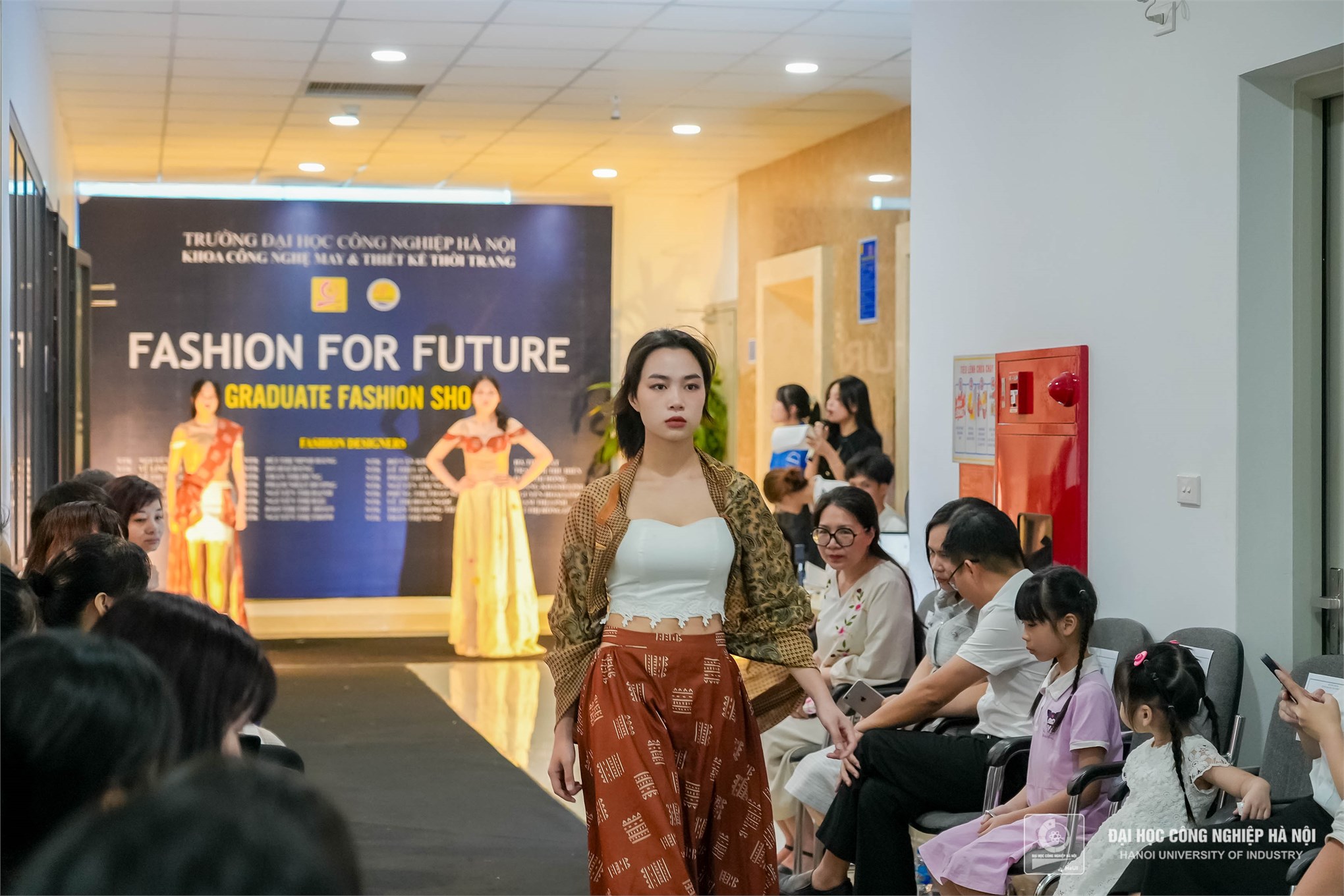 HaUI Students Dazzle at Graduation Fashion Show