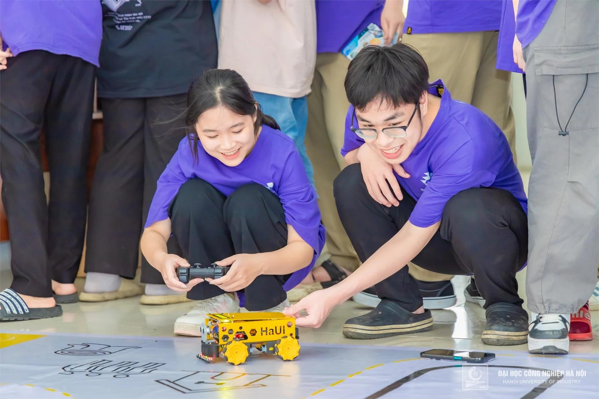 [xaydungtoday] Trường Cơ khí – Ô tô – ĐH Công nghiệp Hà Nội giúp hơn 6.000 lượt học sinh THPT tiếp cận giáo dục STEM