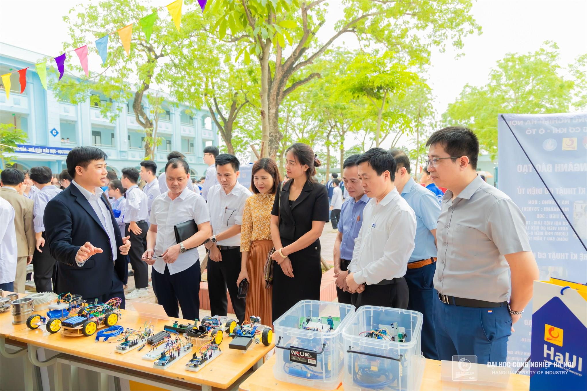 [tienphong] Trường Cơ khí - Ô tô, Đại học Công nghiệp Hà Nội ươm mầm tài năng khoa học công nghệ từ giáo dục STEM