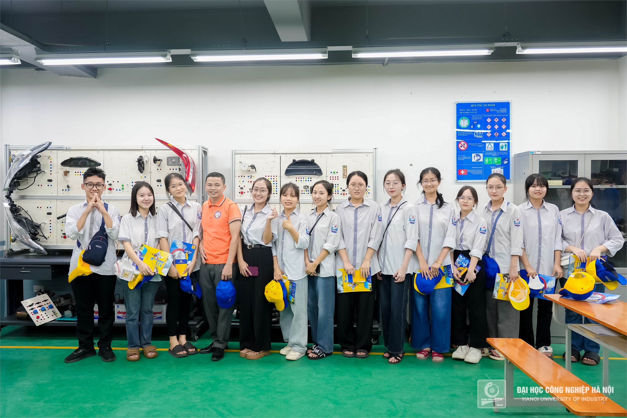 HaUI đón tiếp thầy và trò trường THPT Nguyễn Sỹ Sách – Nghệ An tham quan hướng nghiệp 
