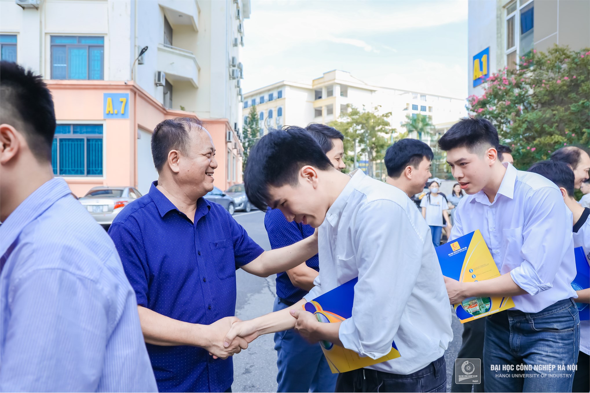Trường Đại học Công nghiệp Hà Nội giao nhiệm vụ cho 20 sinh viên tốt nghiệp đại học đi đào tạo Sỹ quan dự bị