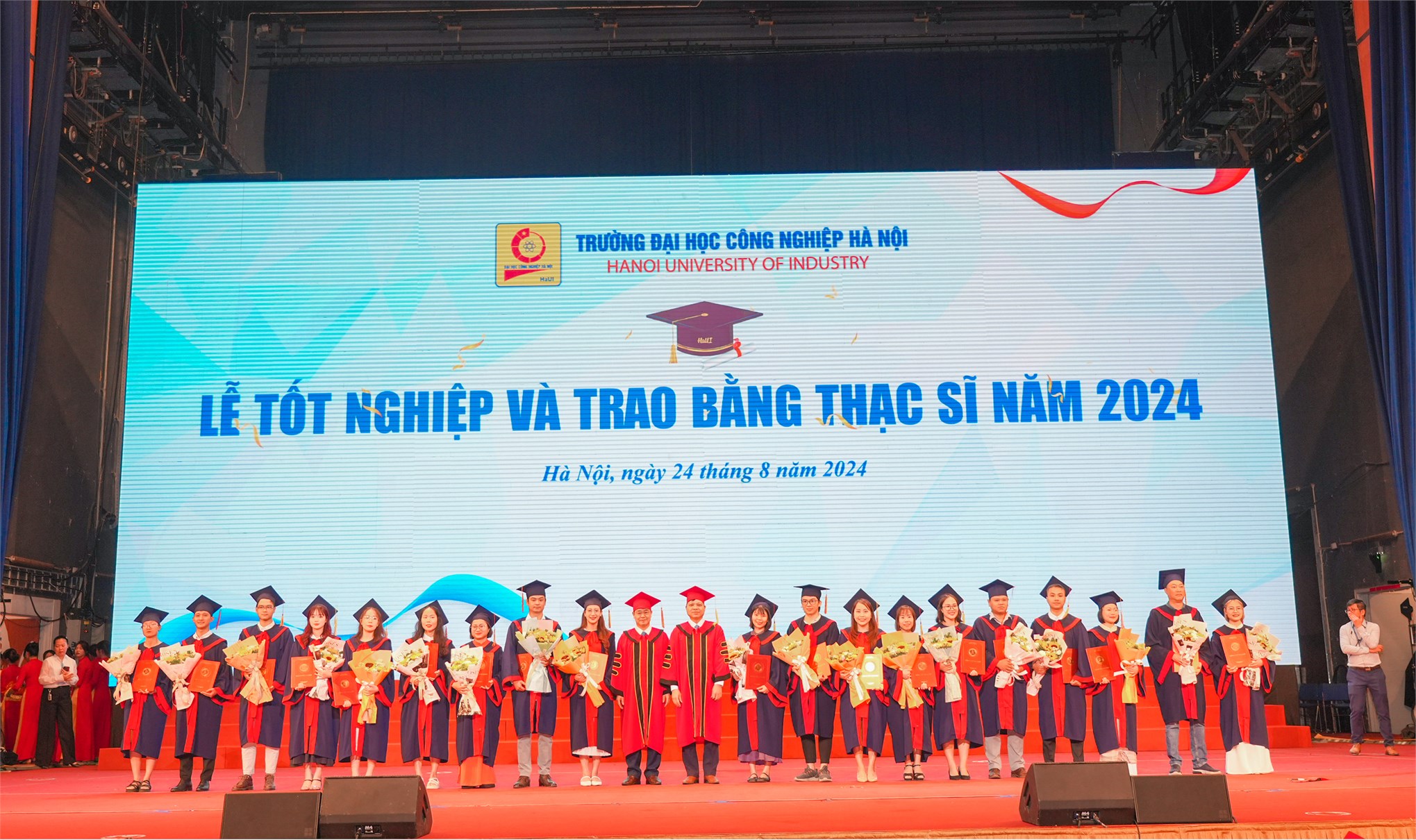 [tapchicongthuong] Đại học Công nghiệp Hà Nội: Trao bằng cho gần 6.000 tiến sĩ, thạc sĩ, kĩ sư, cử nhân