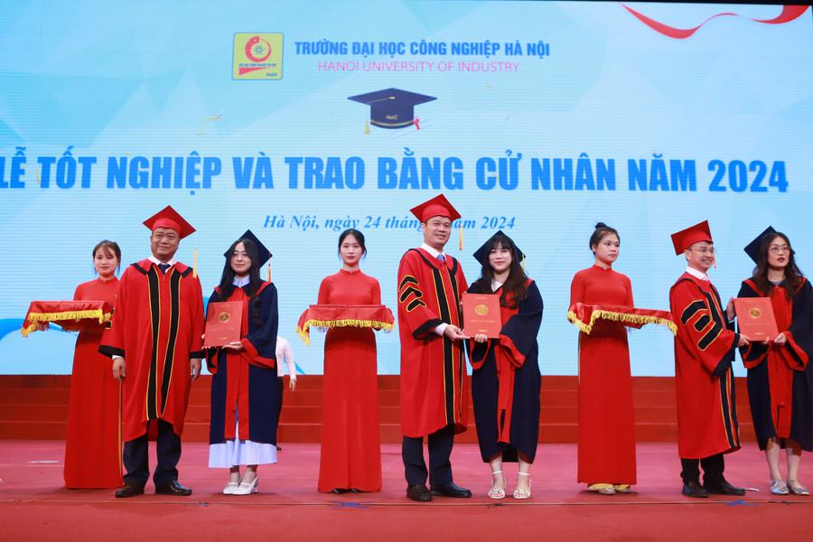 [giaoducthoidai] Trường ĐH Công nghiệp Hà Nội trao bằng tốt nghiệp cho hơn 5.000 sinh viên