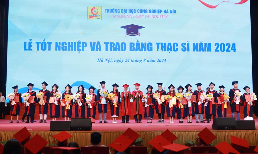 [giaoducthoidai] Trường ĐH Công nghiệp Hà Nội trao bằng tốt nghiệp cho hơn 5.000 sinh viên