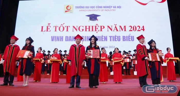 [giaoduc] HaUI trao bằng tốt nghiệp cho gần 6.000 tiến sĩ, thạc sĩ, kỹ sư, cử nhân