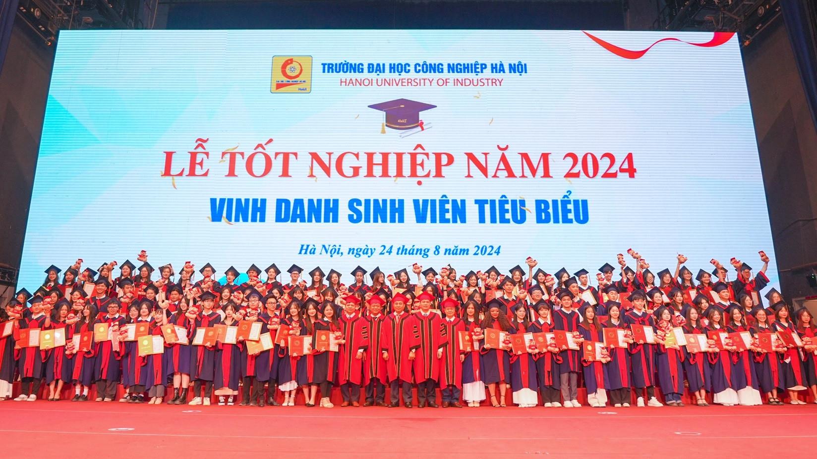 [vietnamnet] Hiệu trưởng khuyên sinh viên tốt nghiệp bản lĩnh, biết nắm cơ hội để thành công