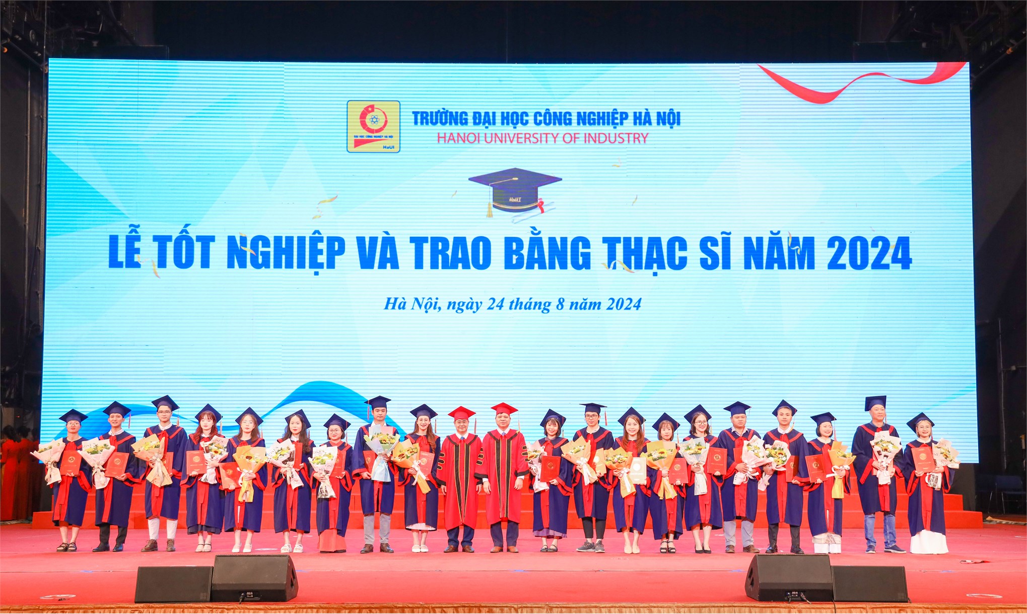 [daibieunhandan] Hiệu trưởng Đại học Công nghiệp Hà Nội cảm ơn cha mẹ của gần 6.000 cử nhân, kĩ sư trong lễ tốt nghiệp