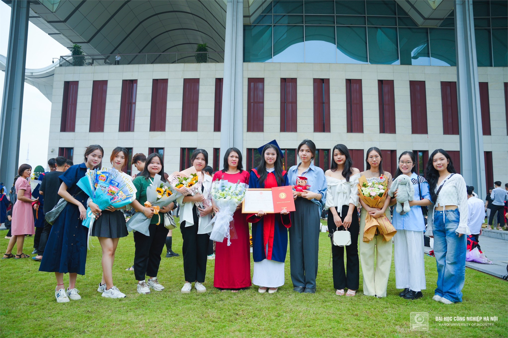 Sinh viên Nguyễn Thị Hương Giang: Tân thủ khoa ngành Kế toán, Trường Đại học Công nghiệp Hà Nội tốt nghiệp sớm loại xuất sắc