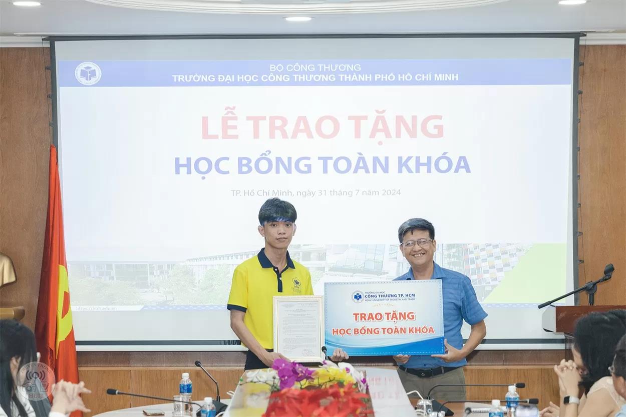 [congthuong] Hàng trăm tỷ đồng học bổng, chắp cánh ước mơ tới giảng đường cho tân sinh viên