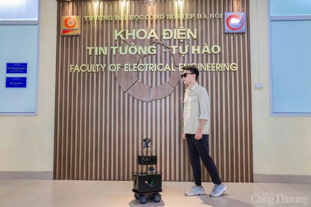 [congthuong] Sinh viên HaUI chế tạo, thử nghiệm thành công Robot dẫn đường hỗ trợ người khiếm thị