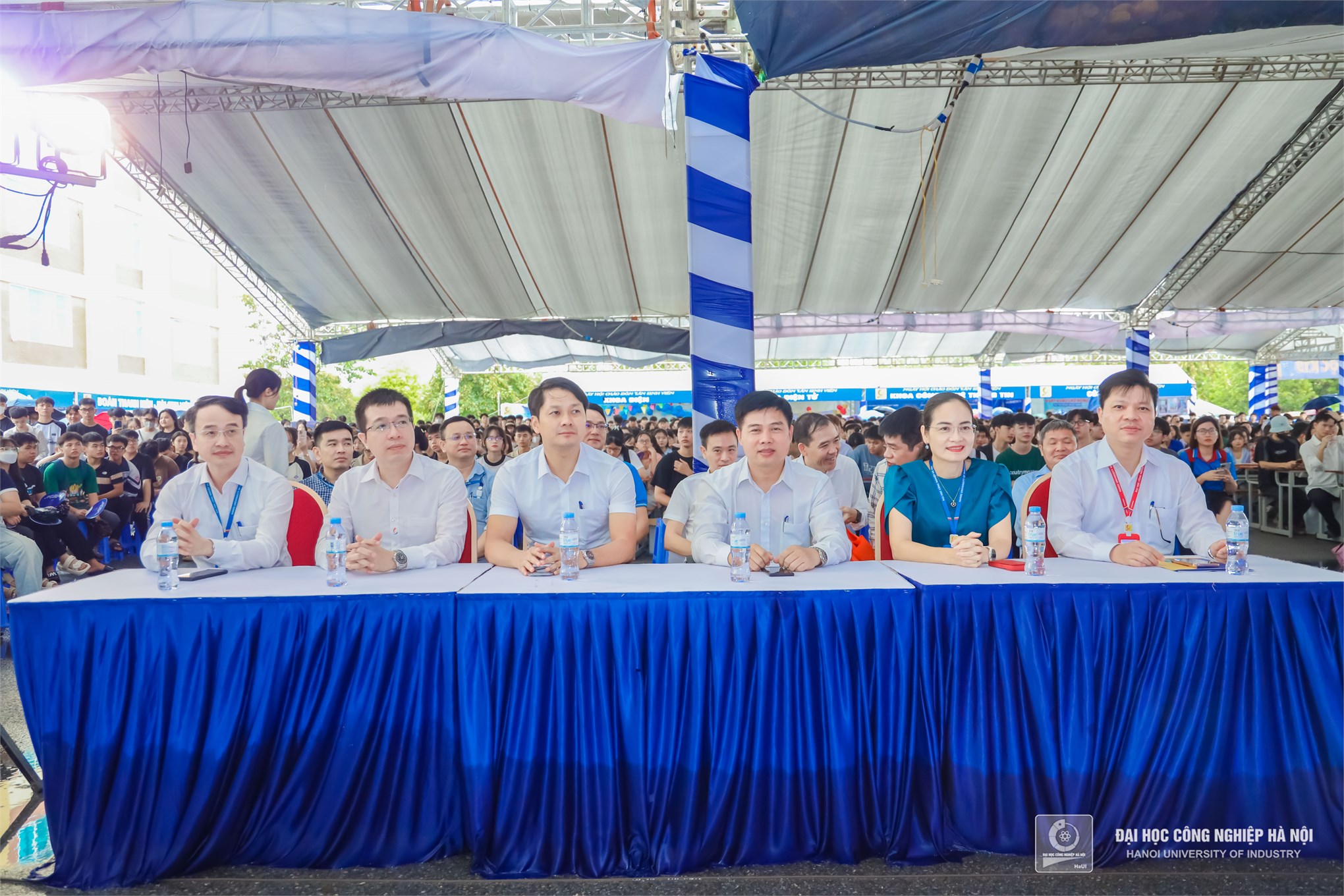 Sinh viên K19 - Hân hoan ngày tựu trường