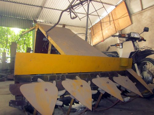 Thợ cơ khí chế tạo máy gặt lúa từ đồ phế thải
