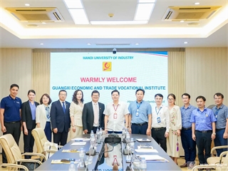 Guangxi Economic and Trade Vocational Institute paid a working visit to Hanoi University of Industry