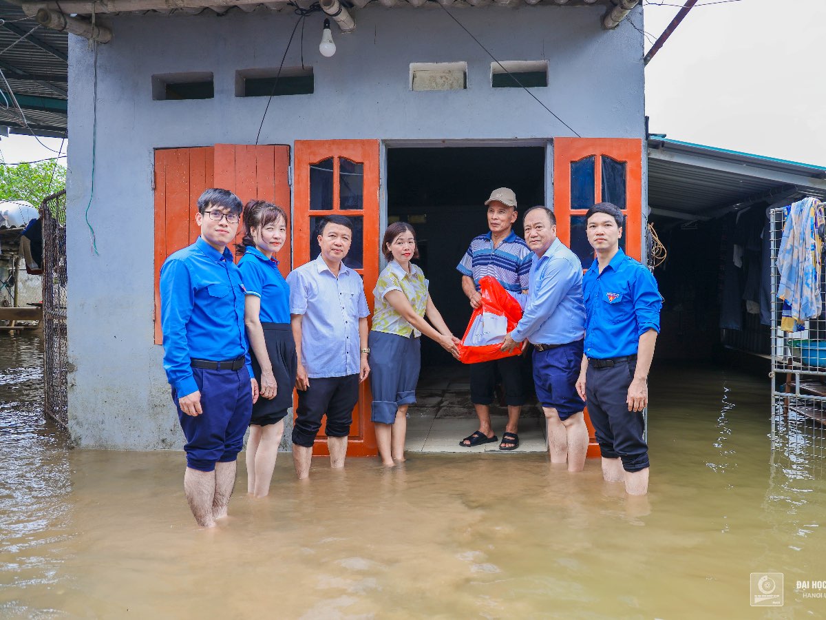 Trường Đại học Công nghiệp Hà Nội hỗ trợ nhân dân bị ảnh hưởng của bão lũ trên địa bàn xã Phù Vân, thành phố Phủ Lý, tỉnh Hà Nam