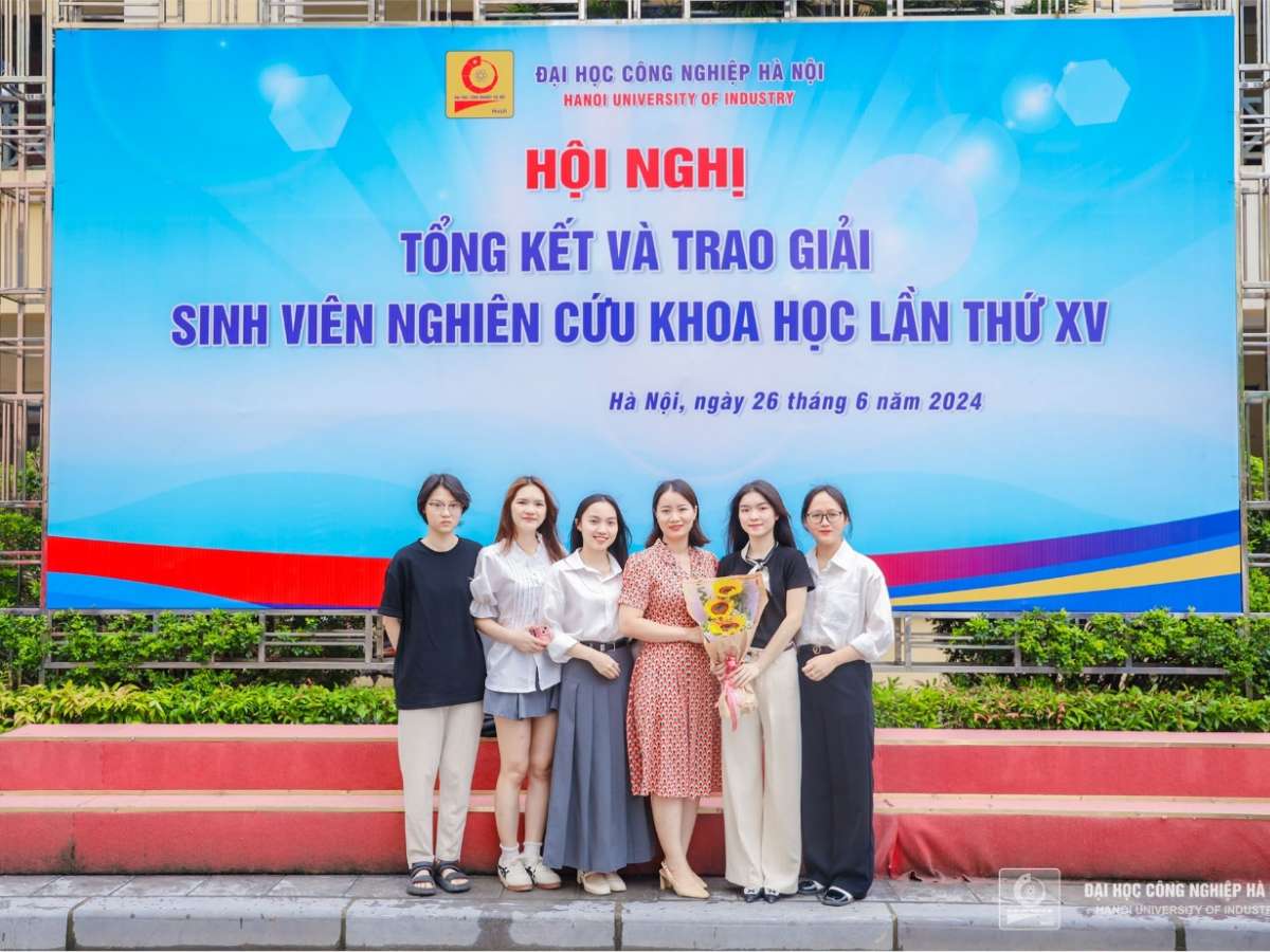 [nguoiduatin] Sinh viên Trường Đại học Công nghiệp Hà Nội sáng tạo túi thời trang tái chế, lan tỏa thông điệp bảo vệ môi trường