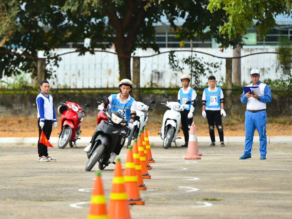 [thanhnienviet] Nâng cao ý thức chấp hành luật và kỹ năng điều khiển mô tô an toàn cho học sinh, sinh viên