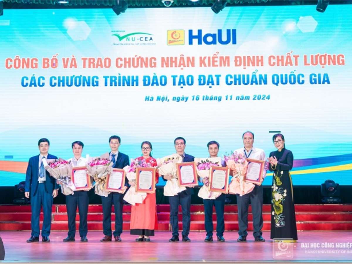 [tapchicongthuong] Đại học Công nghiệp Hà Nội: Có thêm 6 chương trình thạc sĩ đạt chuẩn quốc gia và 5 chương trình đạt chuẩn quốc tế