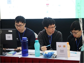 [congnghevadoisong] ICPC Asia Hanoi 2024: Đội Penguin Feeders của Đại học Quốc gia Singapore đang tạm dẫn đầu sau 4 tiếng tranh tài