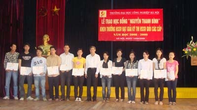 Trao học bổng khuyến học Nguyễn Thanh Bình và khen thưởng HSSV giỏi