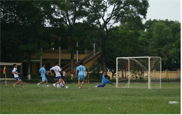 Đội tuyển bóng đá Nam HSSV khoa Điện tử dành chiến thắng 2-0 trước đội CN Hóa & KTKT