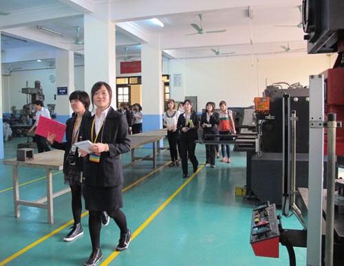 Đoàn đại biểu Trung tâm HTQT Nhật bản (JICE) và đại diện HSSV tỉnh Fukushima thăm trường