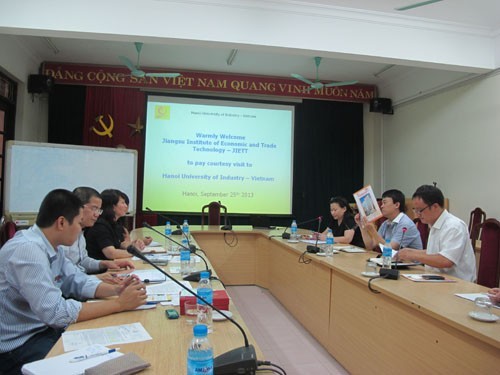 Jiangsu Institute of Economics and Trade Technology delegation visited and worked with Hanoi University of Industry