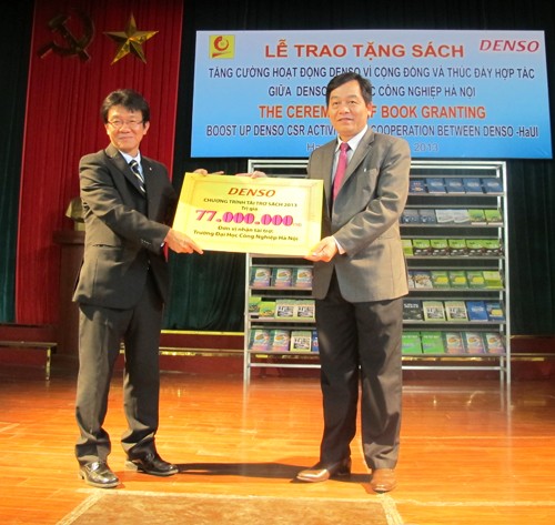 Công ty DENSO tổ chức trao tặng sách cho nhà trường