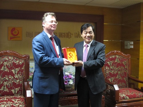 Rector of Kazan National Research Technological University visited and worked with Hanoi University of Industry