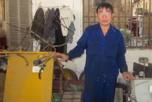 Thợ cơ khí chế tạo máy gặt lúa từ đồ phế thải