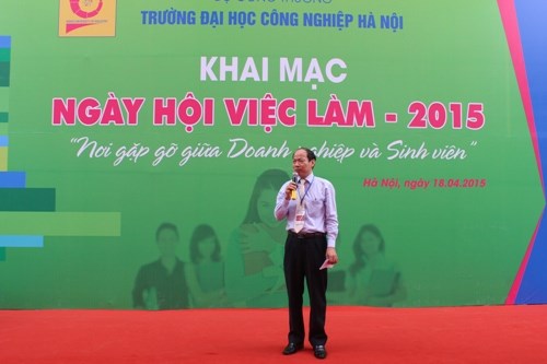 Sinh viên háo hức tham gia ngày hội việc làm 2015