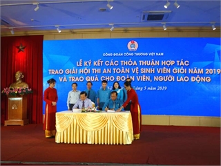 Lễ ký kết các Thỏa thuận hợp tác, trao giải Hội thi An toàn vệ sinh viên giỏi năm 2019 và trao quà cho đoàn viên, người lao động