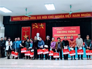 Công đoàn trường Đại học Công nghiệp Hà Nội đồng hành cùng UBND phường Minh Khai tặng quà tết cho các hộ gia đình có hoàn cảnh khó khăn