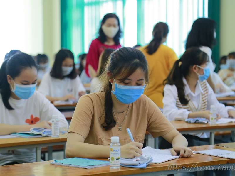 Sinh viên Đại học Công nghiệp Hà Nội hân hoan trở lại trường