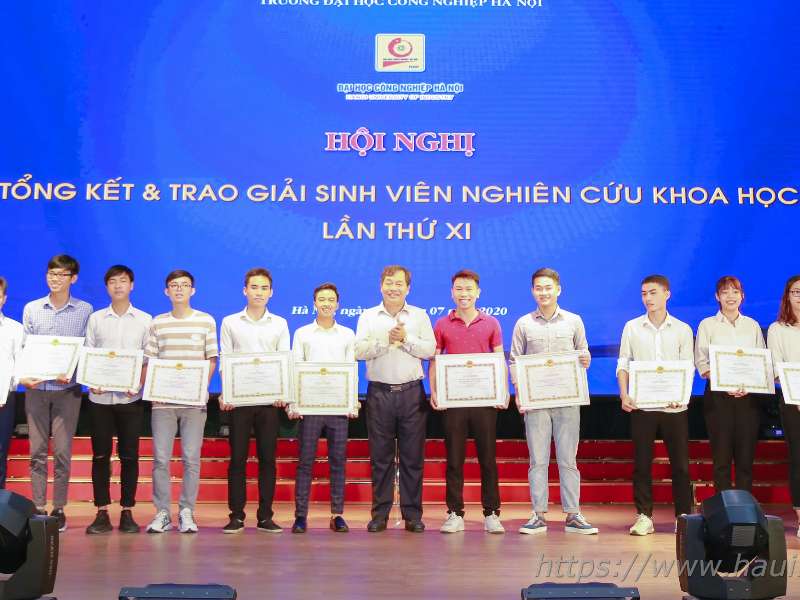 Hội nghị tổng kết và trao giải sinh viên nghiên cứu khoa học lần thứ XI