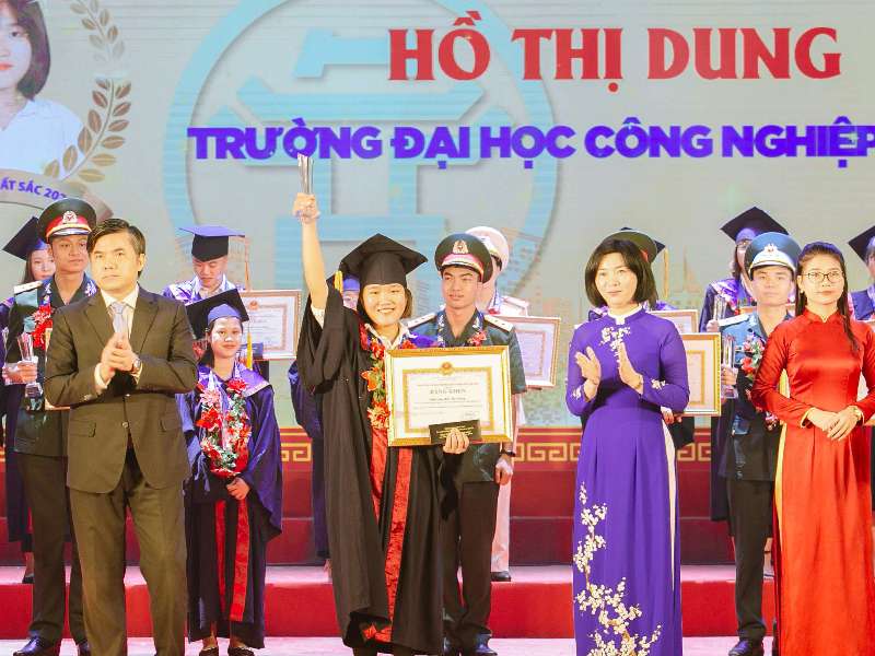 2 nữ sinh Đại học Công nghiệp Hà Nội - Thủ khoa tốt nghiệp xuất sắc năm 2020