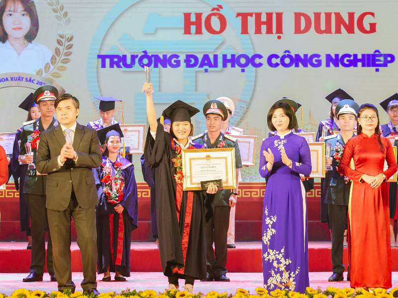 2 nữ sinh Đại học Công nghiệp Hà Nội - Thủ khoa tốt nghiệp xuất sắc năm 2020