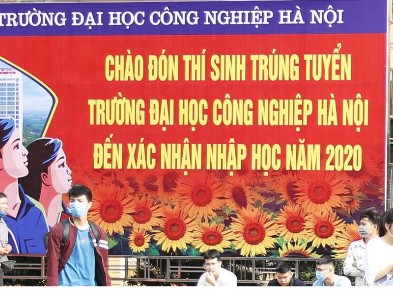 Hơn 3000 tân sinh viên rộn ràng trong ngày xác nhận nhập học đầu tiên tại Đại học Công nghiệp Hà Nội