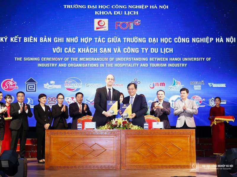 Hoạt động thực tập gắn với doanh nghiệp giúp nâng cao năng lực thực tiễn và kỹ năng mềm cho sinh viên