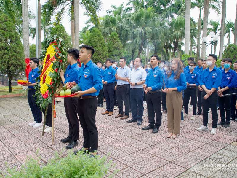 Lễ dâng hương Anh hùng liệt sỹ kỷ niệm 75 năm ngày Thương binh liệt sỹ