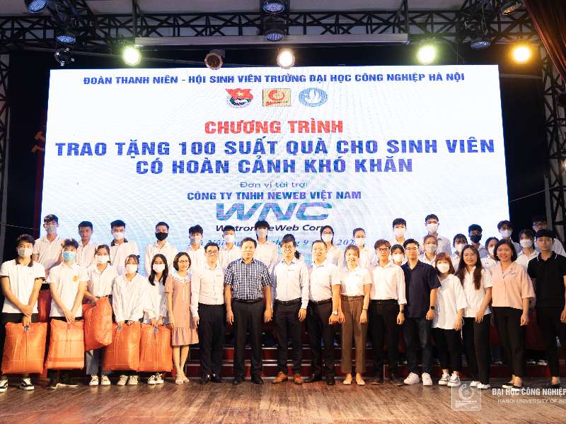 Trao tặng 100 suất quà cho sinh viên có hoàn cảnh khó khăn