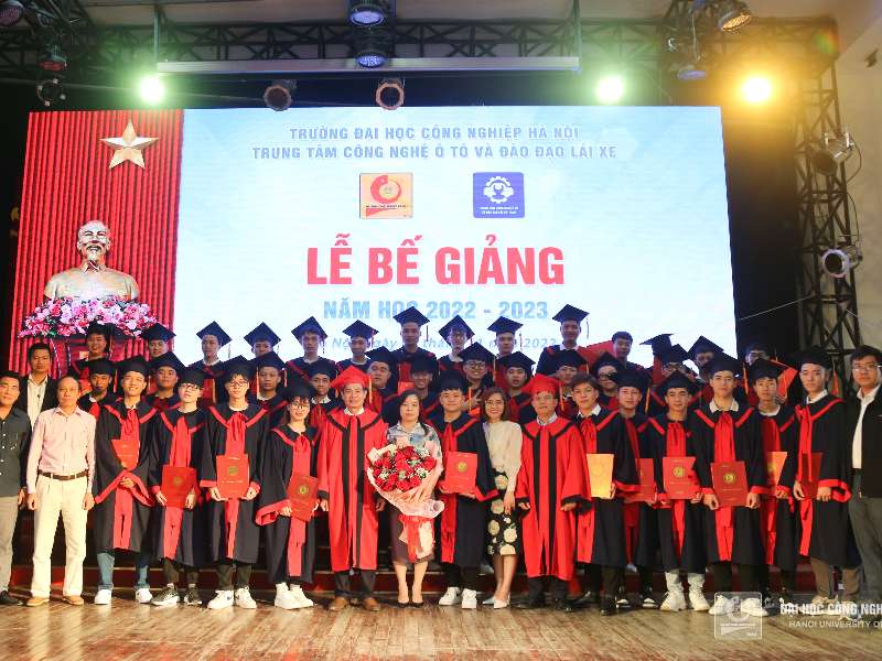 Bế giảng và trao bằng cho sinh viên Hệ Cao đẳng ngành Công nghệ Ô tô năm 2022