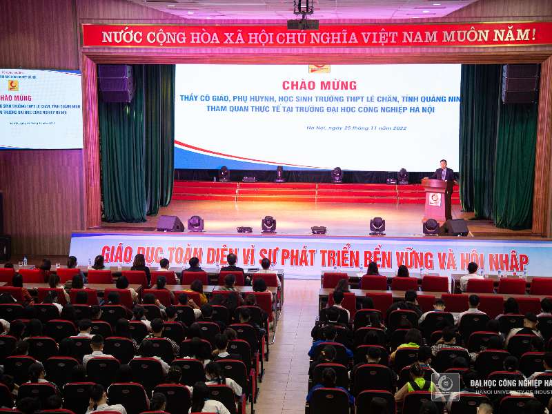 Gần 900 giáo viên, phụ huynh và học sinh trường THPT Lê Chân, Quảng Ninh thăm Đại học Công nghiệp Hà Nội