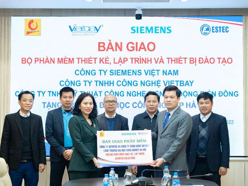 Đại học Công nghiệp Hà Nội nhận bàn giao bộ phần mềm thiết kế, lập trình và thiết bị đào tạo hãng Siemens tài trợ