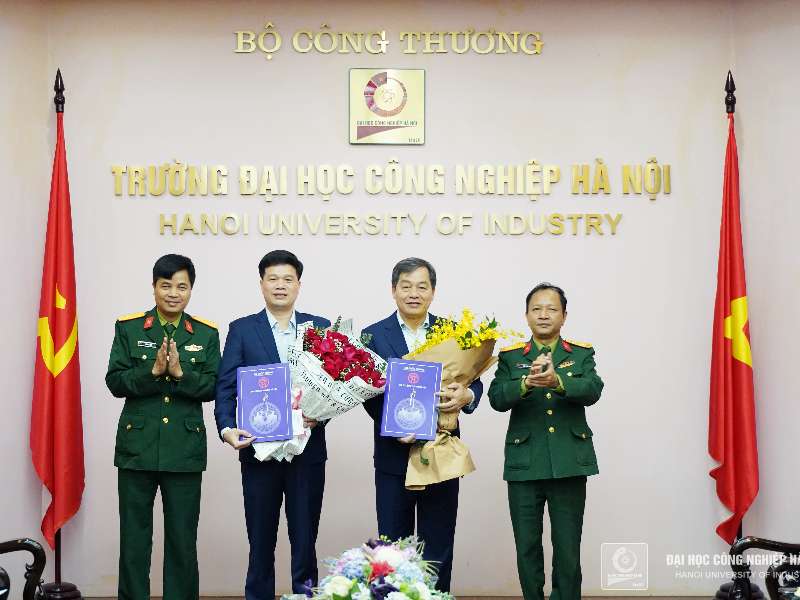 Lễ trao Quyết định Chỉ huy trưởng Ban Chỉ huy Quân sự Trường Đại học Công nghiệp Hà Nội