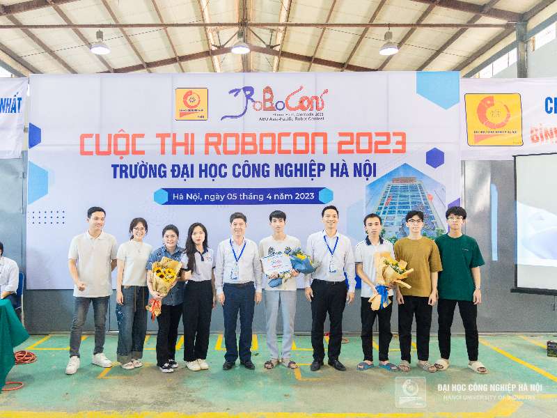 Đội ĐT2-HaUI khoa Điện tử vô địch Robocon cấp trường năm 2023