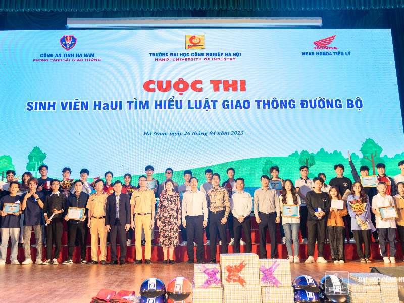 Sinh viên HaUI tham gia tìm hiểu luật giao thông đường bộ