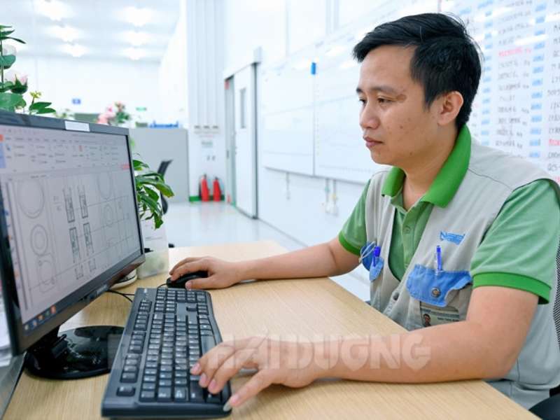 Kỹ thuật viên say mê lao động sáng tạo