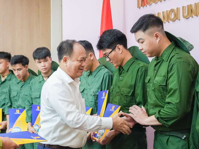 15 sinh viên Đại học Công nghiệp Hà Nội nhận Quyết định của Bộ trưởng Bộ Quốc phòng đi đào tạo Sỹ quan dự bị