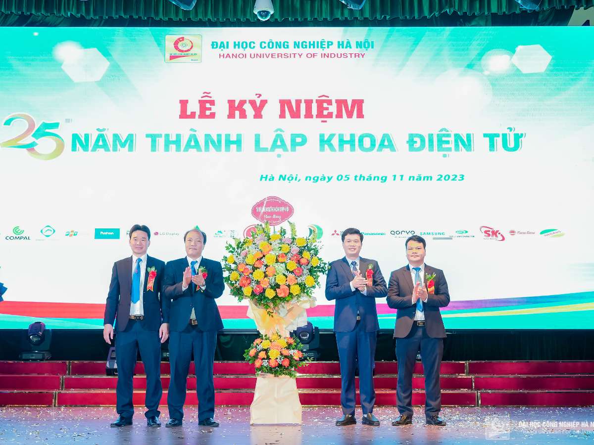 Khoa Điện tử: 25 năm một chặng đường phát triển