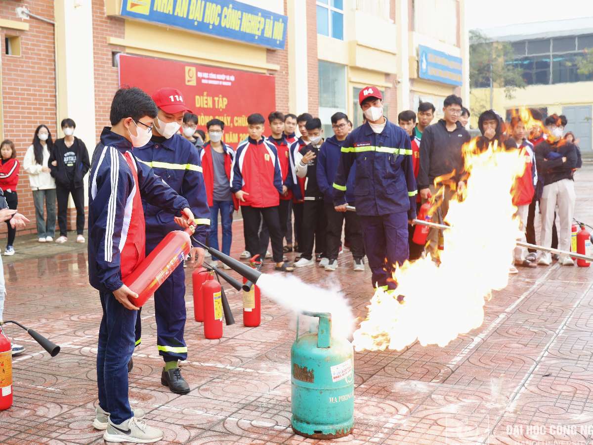 HaUI tổ chức diễn tập phương án chữa cháy và cứu nạn, cứu hộ